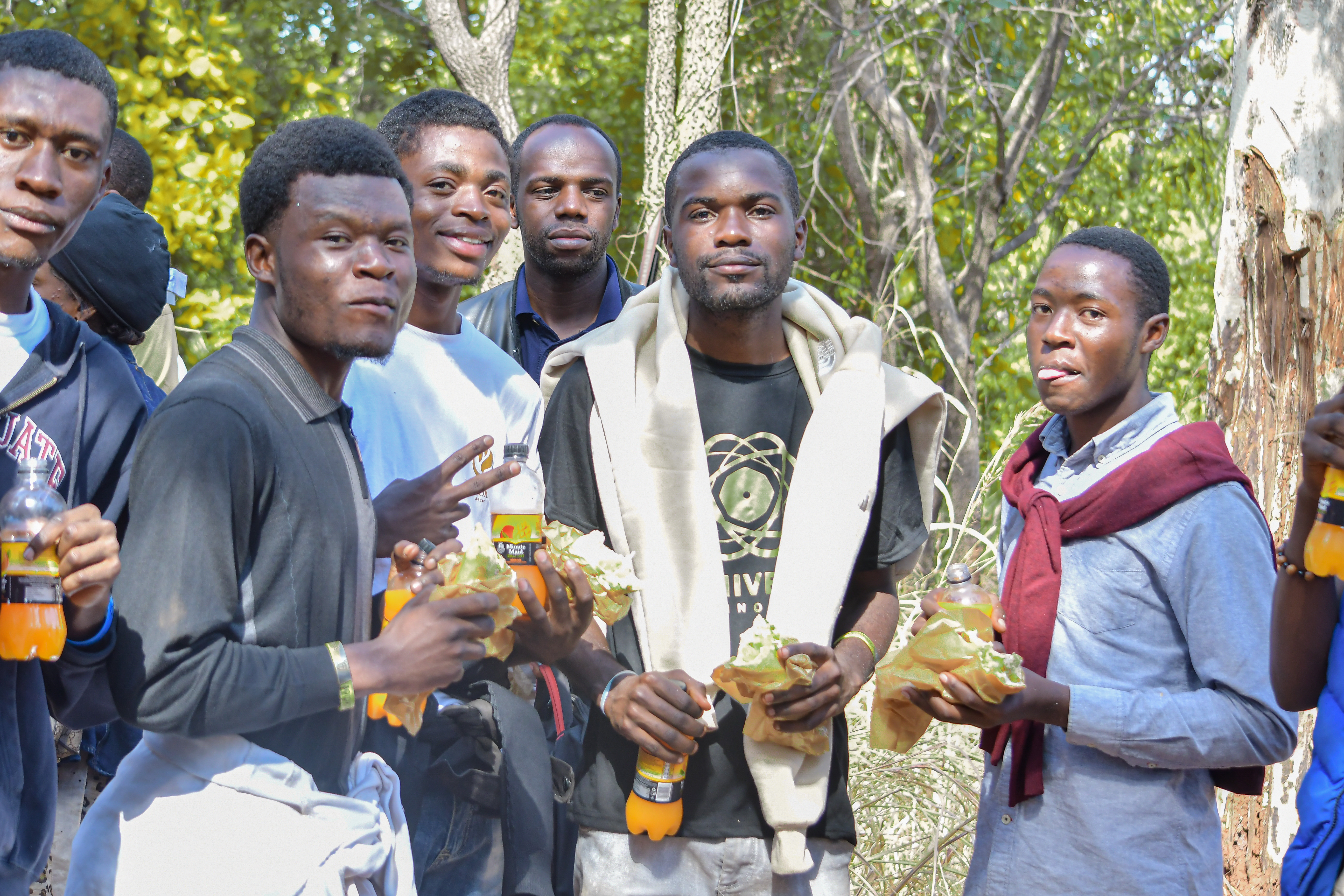 Groupe de personnes priant ensemble dans un cadre naturel